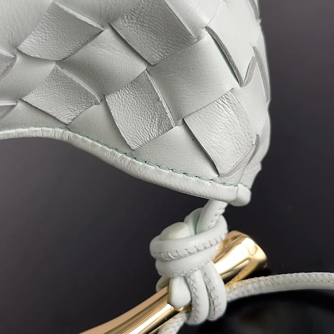 Batch of 1260 BV Mini Sardine is coming‼ ️Super high-end, stainless steel hardware + 24k real gold plating process, fish scales (concave and convex positions) are the finishing touch, the sardine bag that can be carried cross-body is completely beautiful to the heart. The metal element handle and the weaving are perfectly combined to completely integrate the artistic sense and elegance and fashion. It is really like a work of art🏺The large size is elegant, the small size is exquisite and cute, a must-have item for fashionistas, and the details are perfectly reproduced. Style number: 744267 Size 20*12*2.5